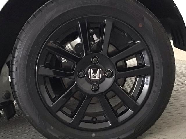 フィット ｅ：ＨＥＶホームブラックスタイル　デモカーＵＰ・ＬＥＤ・フルセグ・メモリナビ・純正ＡＷ・ホンダＣＯＮＮＥＣＴ　Ｂカメラ　ＬＥＤライト　クリアランスソナー　サイドＳＲＳ　オートクルーズコントロール　フルオートエアコン　ＶＳＡ　衝突軽減（12枚目）