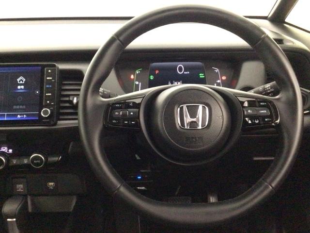 フィット ｅ：ＨＥＶホームブラックスタイル　デモカーＵＰ・ＬＥＤ・フルセグ・メモリナビ・純正ＡＷ・ホンダＣＯＮＮＥＣＴ　Ｂカメラ　ＬＥＤライト　クリアランスソナー　サイドＳＲＳ　オートクルーズコントロール　フルオートエアコン　ＶＳＡ　衝突軽減（17枚目）
