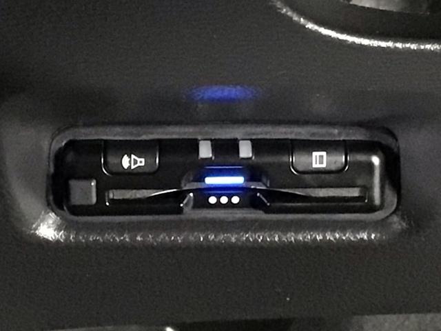 フィット ｅ：ＨＥＶホームブラックスタイル　デモカーＵＰ・ＬＥＤ・フルセグ・メモリナビ・純正ＡＷ・ホンダＣＯＮＮＥＣＴ　Ｂカメラ　ＬＥＤライト　クリアランスソナー　サイドＳＲＳ　オートクルーズコントロール　フルオートエアコン　ＶＳＡ　衝突軽減（25枚目）