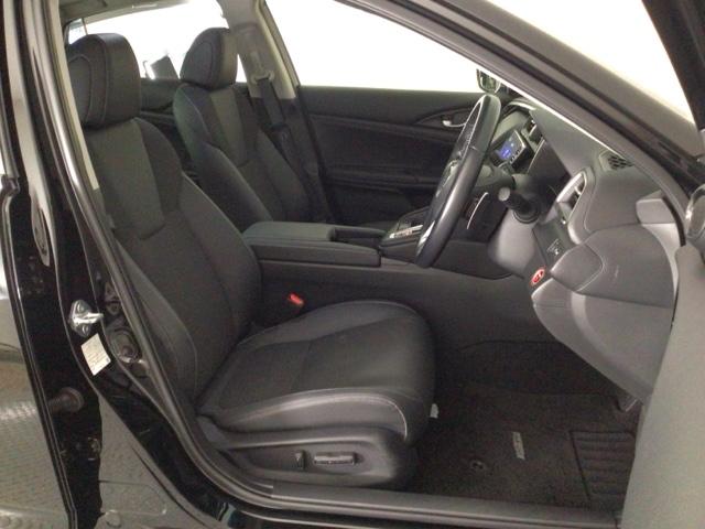 【前席】体を包み込むような形状でホールド感のあるフロントシート。しっかりと支えてくれるので長時間の運転を快適にサポートしてくれます。もちろん足元もゆったりしてますのでおくつろぎいただけます♪