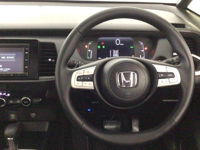 フィット ｅ：ＨＥＶホーム　ＬＥＤ・ホンダＣＯＮＮＥＣＴ・メモリナビ・バックカメラ・ＵＳＢポート・ＥＴＣ　前後誤発進抑制機能　クリソナ　助手席エアバッグ　運転席エアバッグ　ＬＥＤライト　ＵＳＢ接続　ＡＢＳ　サイドエアバッグ（17枚目）