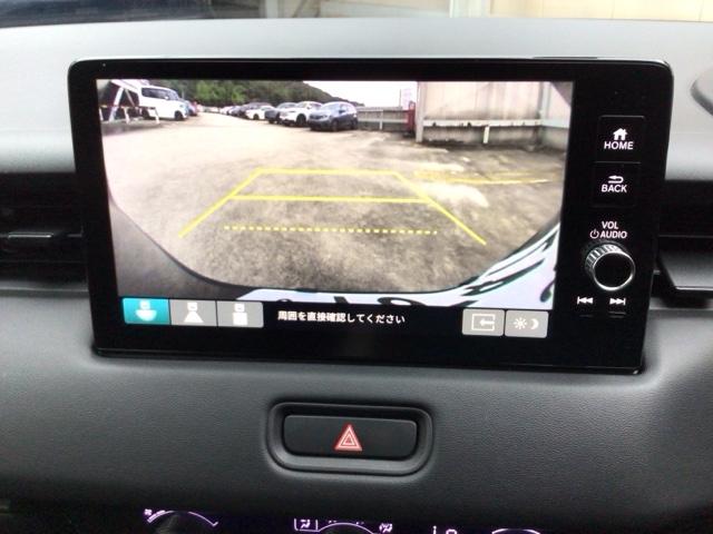 【バックカメラ】運転が苦手な方も車庫入れラクラクです！ギアをリバースに入れれば自動的に切り換わりますので、面倒な操作は不要です♪狭い駐車場もお車を傷つけず安心ですね！