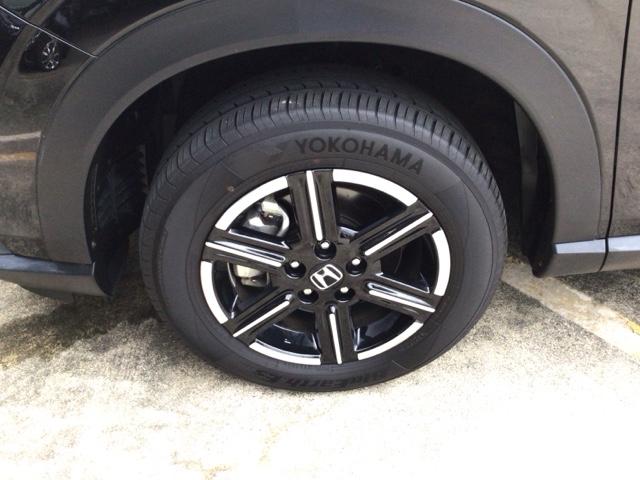 【アルミホイール】純正アルミホイール装備！足元を際立たせ、軽快な走りを演出します！印象もアップし、スタイルも引き締まります！スポーティーさの中にラグジュアリーを感じさせるデザインですね♪