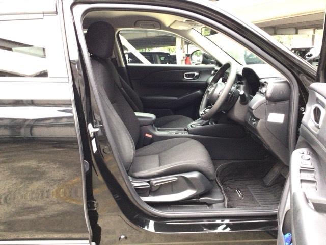 【前席】体を包み込むような形状でホールド感のあるフロントシート。しっかりと支えてくれるので長時間の運転を快適にサポートしてくれます。もちろん足元もゆったりしてますのでおくつろぎいただけます♪