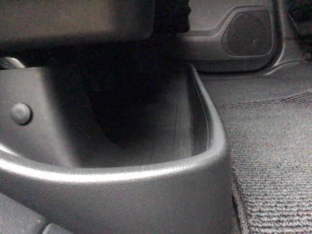 後席の足元には濡れた傘や靴などを収納できるトレイがあります！車内を汚すことがなくとても便利ですね♪