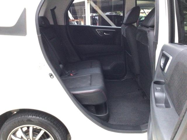 【後席】後席のお足元もとっても広いですよ！更に後席もスライドが可能ですので、おかけになられる方の体格やお荷物量に合わせてスペースを調整できます♪後席シートも乗り心地ＯＫ！ゆったり乗れます♪