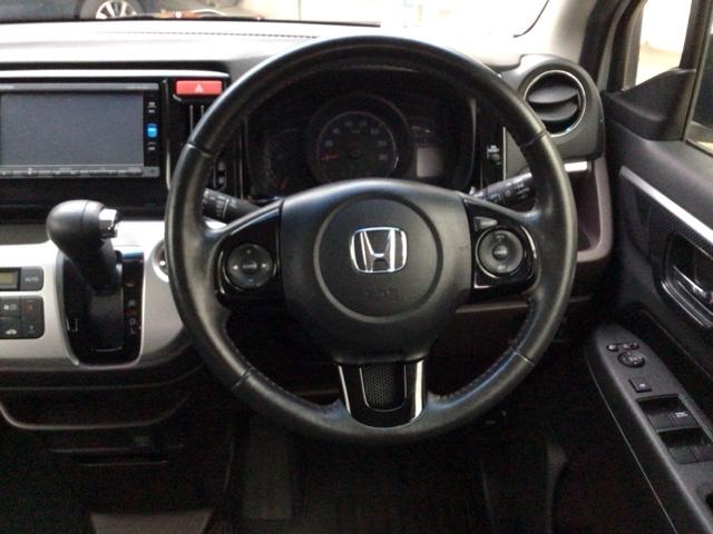 左側にはオーディオの操作ができるステアリングリモコンを、右側にはクルーズコントロールスイッチ装備♪高速道路など加減速の少ない道で便利です♪長距離ドライブの疲れを軽減してくれる、嬉しい装備ですよね♪