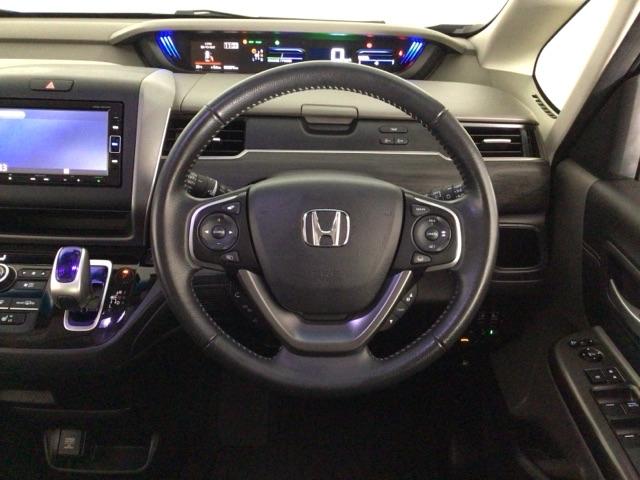 フリードハイブリッド ハイブリッド・EX LED・フルセグ・メモリナビ・バックカメラ・純正AW・シートヒーター・ETC 地デジフルセグTV シ-トヒ-タ- リヤカメラ LEDライト フルオートエアコン ABS DVD再生可 ウォークスルー(17枚目)