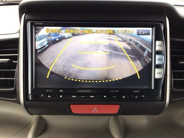 【バックカメラ】運転が苦手な方も車庫入れラクラクです!ギアをリバースに入れれば自動的に切り換わりますので、面倒な操作は不要です♪狭い駐車場もお車を傷つけず安心ですね!