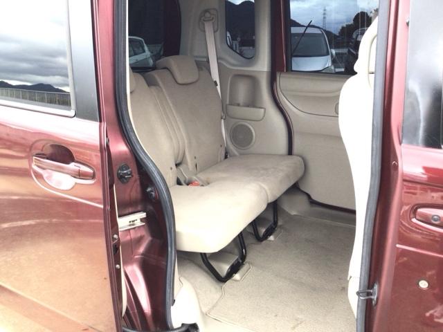 【後席】後席シートももちろん足下広々で快適♪収納式のアームレストも装備しており、後席の方もユッタリおくつろぎいただけます♪是非一度実際にご覧になってください!