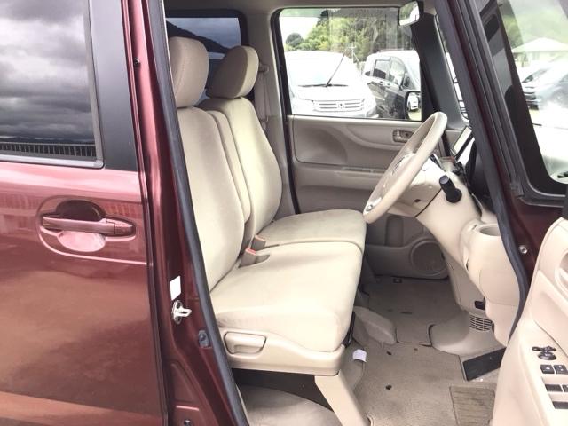 【前席】充分な広さを確保した、快適な前席!インテリアカラーも落ち着いたお色です♪センターアームレストも付いて、リラックスした姿勢で運転していただけます♪