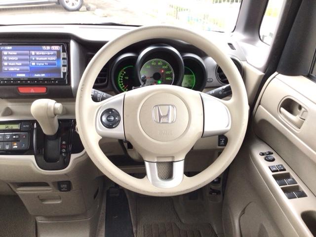 【ハンドル】手元でオーディオの操作ができる便利なステアリングリモコンが装備されてます♪視線を大きく移動させずにすむので、安全にも繋がります♪