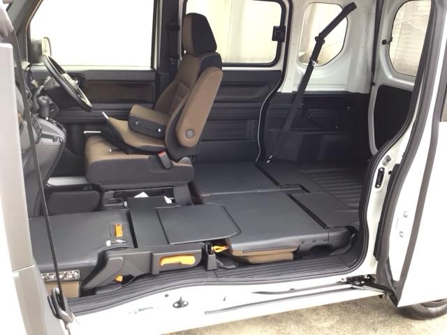 大容量の空間を自由に使いこなす、ホンダ独自のダブルビッグ大開口です!助手席側のセンターピラーをなくし、助手席とリアシートはフラットになります!