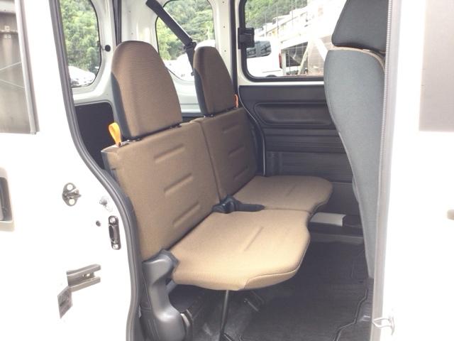 【後席】後席のお足元もとっても広いですよ♪ゆったり乗れます♪是非一度実際にご覧になってください!