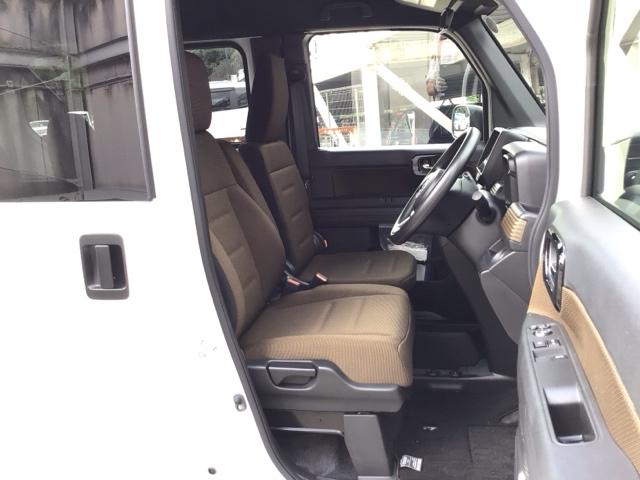 【前席】充分な広さを確保した、快適な前席!インテリアカラーも落ち着いたお色です♪センターアームレストも付いて、リラックスした姿勢で運転していただけます♪