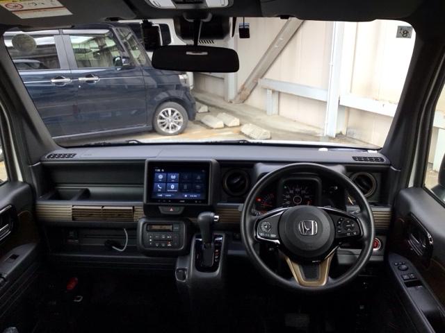 【前方視界】開放的な前方視界!運転がしやすく疲れにくいです♪窓が大きく、見通しがとっても良いおクルマですよ♪