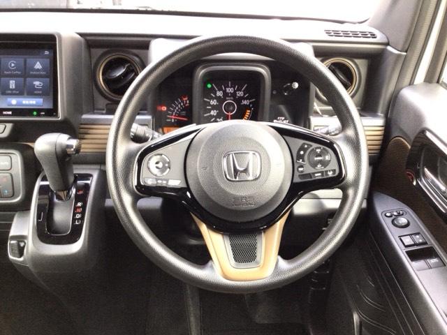 【ハンドル】運転にかかわる様々な操作を安全に行えるように視点移動が少なく操作性に配慮されたスイッチ類が凝縮されたコックピットです。