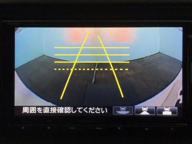 【バックカメラ】運転が苦手な方も車庫入れラクラクです！ギアをリバースに入れれば自動的に切り換わりますので、面倒な操作は不要です♪狭い駐車場もお車を傷つけず安心ですね！