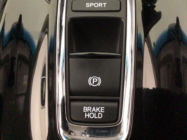 指先の操作でパーキングブレーキの「作動と解除」が行うことができる装備。ブレーキペダルから足を離しても停止し続けてくれるオートブレーキホールド機能。信号待ちなどの際には便利。ＥＣＯ運転で低燃費走行♪