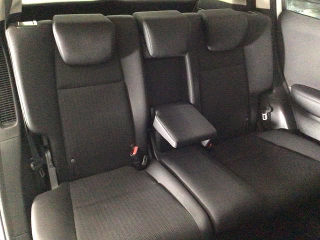 【後席】後席シートももちろん足下広々で快適♪収納式のアームレストも装備しており、後席の方もユッタリおくつろぎいただけます♪是非一度実際にご覧になってください！