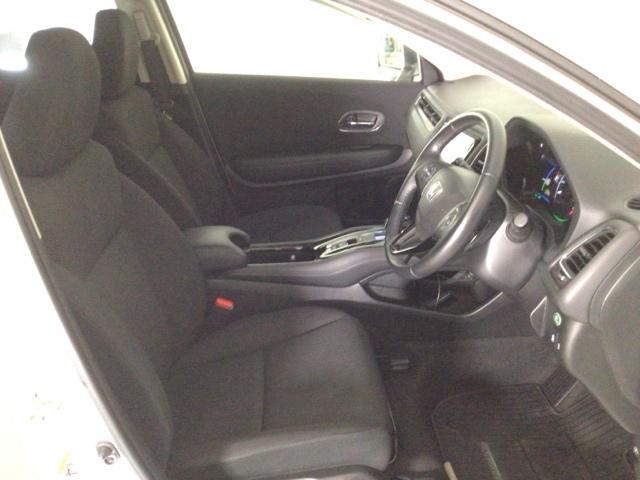 【前席】体を包み込むような形状でホールド感のあるフロントシート。しっかりと支えてくれるので長時間の運転を快適にサポートしてくれます。もちろん足元もゆったりしてますのでおくつろぎいただけます♪