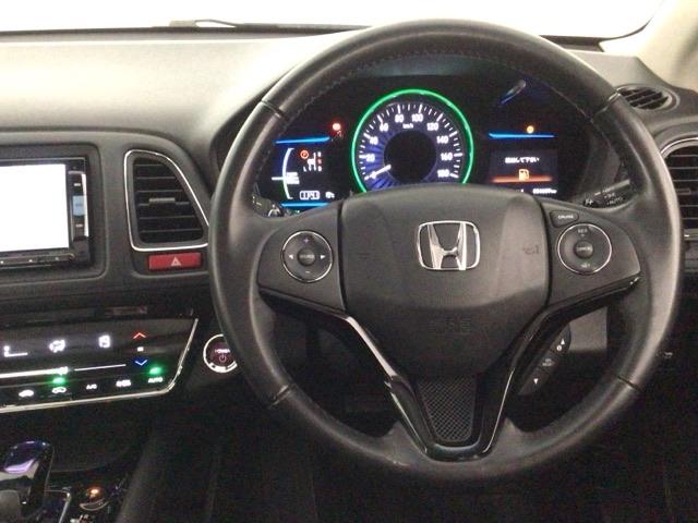 左側にはオーディオの操作ができるステアリングリモコンを、右側にはクルーズコントロールスイッチ装備♪高速道路など加減速の少ない道で便利です♪長距離ドライブの疲れを軽減してくれる、嬉しい装備ですよね♪