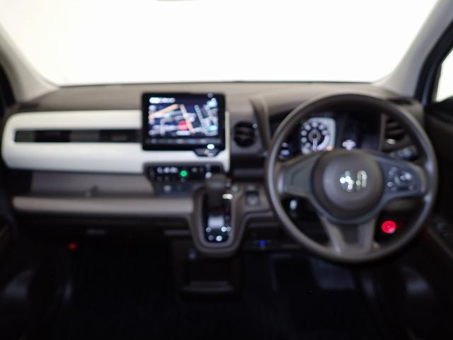 ���E�Ǝ��F���ɗD�ꂽ�C���p�l�܂��ɓ��ꊴ�̂���f�U�C���őS�̂���������ƁB�X�C�b�`�ނ͌��₷��������₷�����C�A�E�g�ɁB�G���W���X�^�[�g�̓X�^�[�g�{�^���������v�b�V���I