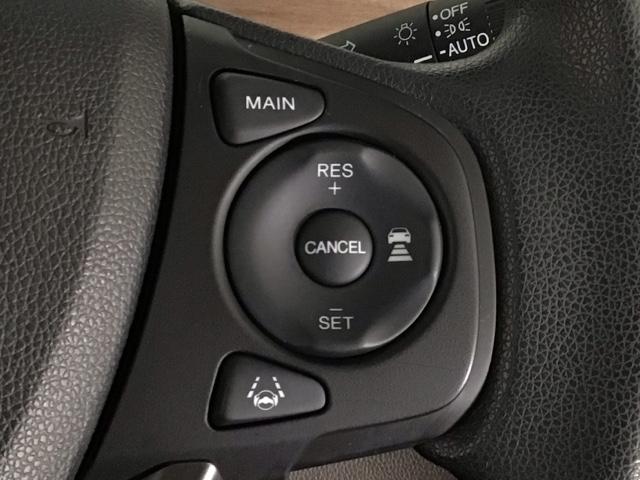 【アダプティブ・クルーズ・コントロール】予め設定した車速内でクルマが自動的に加減速。前走車との適切な車間距離を維持しながら追従走行し、高速道路でのドライバーの疲労を軽減してくれる嬉しい機能付♪