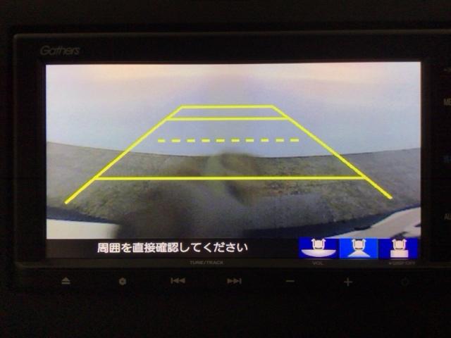【バックカメラ】運転が苦手な方も車庫入れラクラクです！ギアをリバースに入れれば自動的に切り換わりますので、面倒な操作は不要です♪狭い駐車場もお車を傷つけず安心ですね！