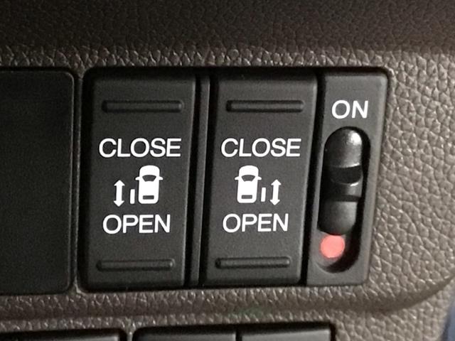 【両側パワースライドドア】両側がパワースライドドアになっており、運転席のスイッチやスマートキーでも開閉が可能です！開口部も広いので乗り降りも楽々♪