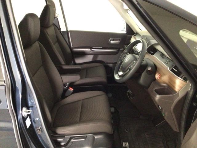 【前席】体を包み込むような形状でホールド感のあるフロントシート。しっかりと支えてくれるので長時間の運転を快適にサポートしてくれます。もちろん足元もゆったりしてますのでおくつろぎいただけます♪