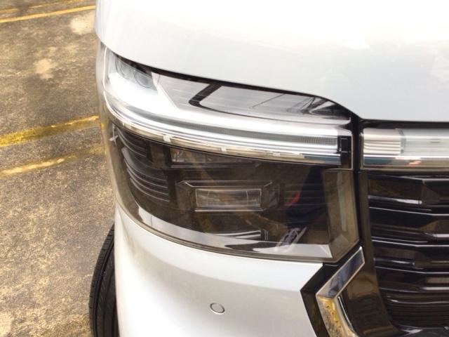 【ＬＥＤヘッドライト】大光量で夜道や雨の日の安心感を高めるＬＥＤヘッドライト。周囲の明るさに応じて自動点灯・消灯／ライトの消し忘れも防げるオートライトコントロール付！