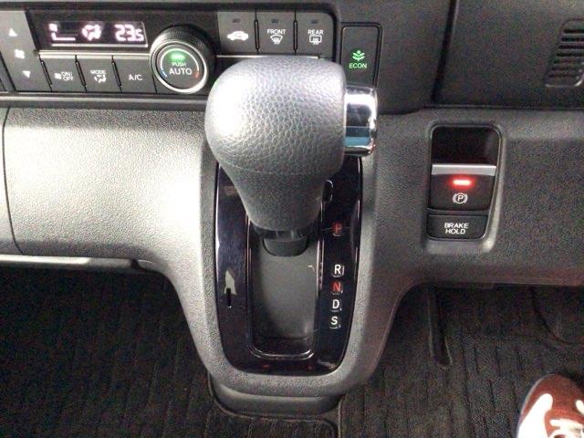 指先の操作でパーキングブレーキの「作動と解除」が行うことができる装備。ブレーキペダルから足を離しても停止し続けてくれるオートブレーキホールド機能。信号待ちなどの際には便利。ＥＣＯ運転で低燃費走行♪