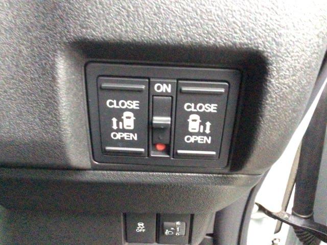 【両側パワースライドドア】両側がパワースライドドアになっており、運転席のスイッチやスマートキーでも開閉が可能です！開口部も広いので乗り降りも楽々♪