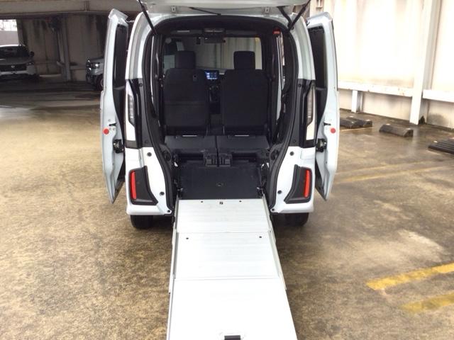 日頃から車いすを利用し、クルマのシートへの乗り移りが難しい方におすすめです。車いすに乗ったまま移動できるので、車いすをご利用の方の移動をサポートするとともに、介護する方の負担を軽減します。