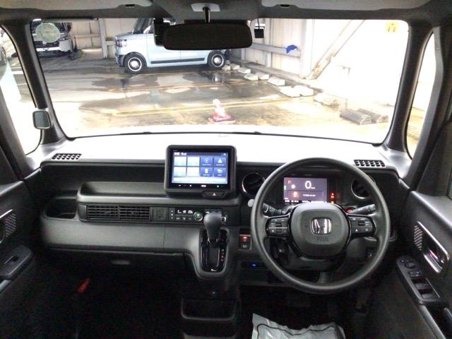 【前方視界】開放的な前方視界！運転がしやすく疲れにくいです♪窓が大きく、見通しがとっても良いおクルマですよ♪