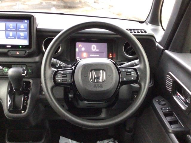 【ハンドル】運転にかかわる様々な操作を安全に行えるように視点移動が少なく操作性に配慮されたスイッチ類が凝縮されたコックピットです。