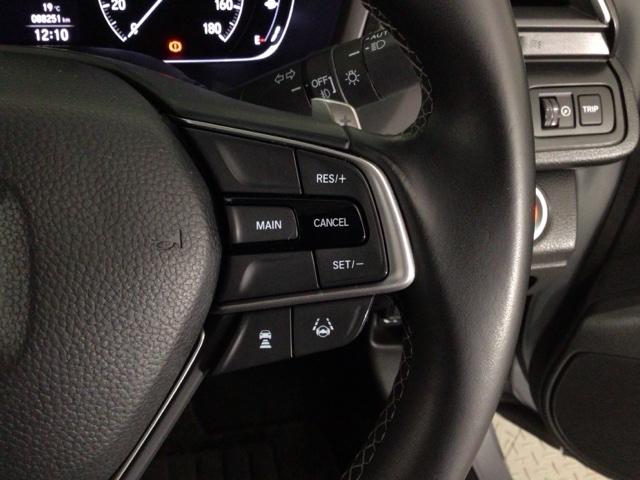 【アダプティブ・クルーズ・コントロール】予め設定した車速内でクルマが自動的に加減速。前走車との適切な車間距離を維持しながら追従走行し、高速道路でのドライバーの疲労を軽減してくれる嬉しい機能付♪