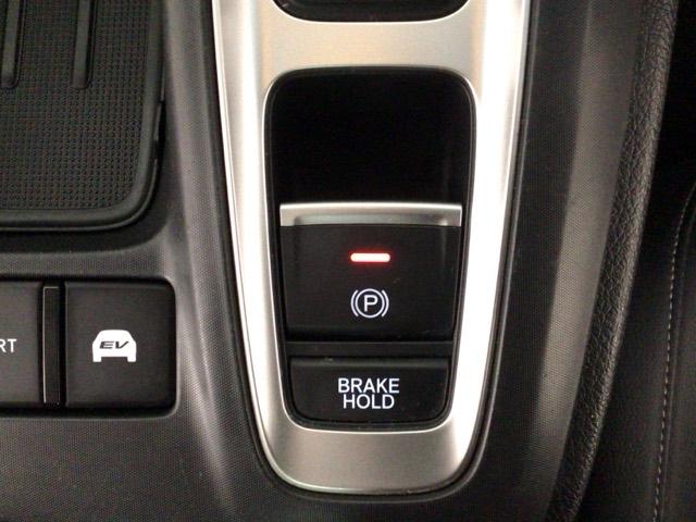 指先の操作でパーキングブレーキの「作動と解除」が行うことができる装備。ブレーキペダルから足を離しても停止し続けてくれるオートブレーキホールド機能。信号待ちなどの際には便利。ＥＣＯ運転で低燃費走行♪