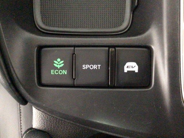 省燃費で走るＥＣＯＮモード、伸びのいい加速感をもたらすＳＰＯＲＴモード、モーターだけで走ることでエンジン音を抑えるＥＶモードと、気分や状況にあわせて走りのテイストが選べるスイッチを採用しています♪