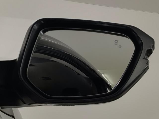 斜め後ろに存在する車を探知。その方向のドアミラー鏡面上にマークを表示し、存在をお知らせしてくれます。また、その方向にウインカーを操作すると、マークの点滅と警告音で注意を促します！