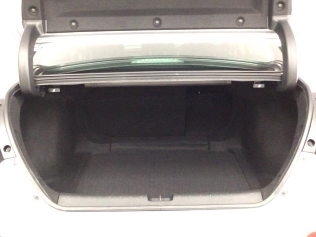 【トランクルーム】ハイブリッド車でも大容量のトランクルーム！さらに、後席を前方に倒せば、長尺物の収納可能です。左右別々で倒せる２分割式となっておりますので、とても便利です♪