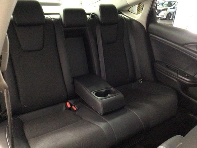 【後席】後席シートももちろん足下広々で快適♪収納式のアームレストも装備しており、後席の方もユッタリおくつろぎいただけます♪是非一度実際にご覧になってください！