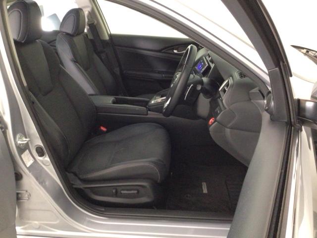 【前席】体を包み込むような形状でホールド感のあるフロントシート。しっかりと支えてくれるので長時間の運転を快適にサポートしてくれます。もちろん足元もゆったりしてますのでおくつろぎいただけます♪