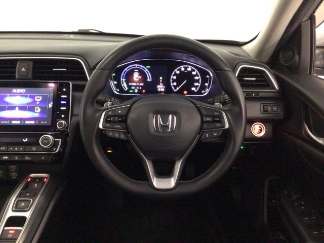 【ハンドル】運転にかかわる様々な操作を安全に行えるように視点移動が少なく操作性に配慮されたスイッチ類が凝縮されたコックピットです。