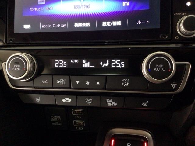 【左右独立オートエアコン】左右席で独立温度コントロールが可能です。運転席はキンキンに冷やして助手席はマイルドにと言った設定が可能です☆暑さ寒さでケンカすることもなくなりますね♪