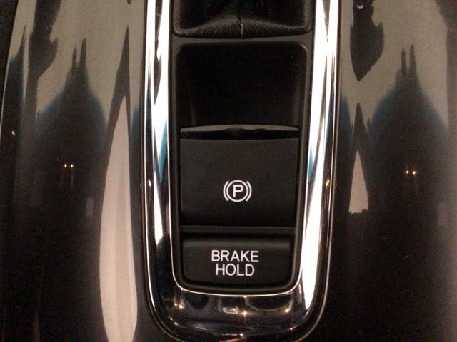 指先の操作でパーキングブレーキの「作動と解除」が行うことができる装備。ブレーキペダルから足を離しても停止し続けてくれるオートブレーキホールド機能。信号待ちなどの際には便利。ＥＣＯ運転で低燃費走行♪