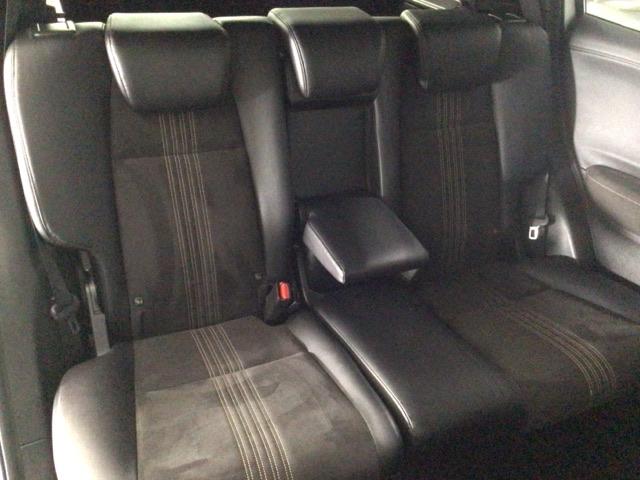 【後席】後席シートももちろん足下広々で快適♪収納式のアームレストも装備しており、後席の方もユッタリおくつろぎいただけます♪是非一度実際にご覧になってください！