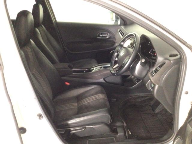 【前席】体を包み込むような形状でホールド感のあるフロントシート。しっかりと支えてくれるので長時間の運転を快適にサポートしてくれます。もちろん足元もゆったりしてますのでおくつろぎいただけます♪
