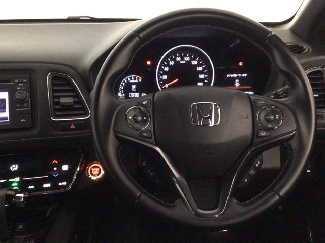 【ハンドル】運転にかかわる様々な操作を安全に行えるように視点移動が少なく操作性に配慮されたスイッチ類が凝縮されたコックピットです。